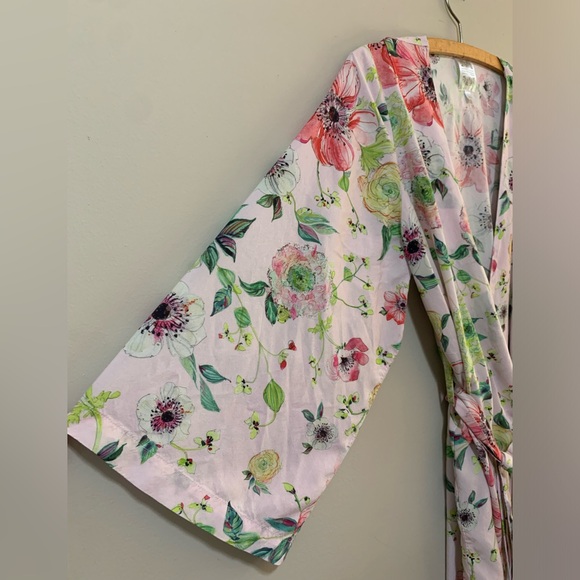 Plum Pretty Sugar Pink Floral Robe Bridesmaid - Picture 7 of 11